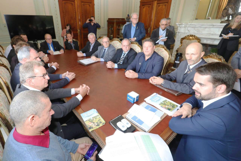 AUDIÊNCIA COM GOVERNADOR DO ESTADO BUSCA APOIO PARA DEMANDAS REGIONAIS 